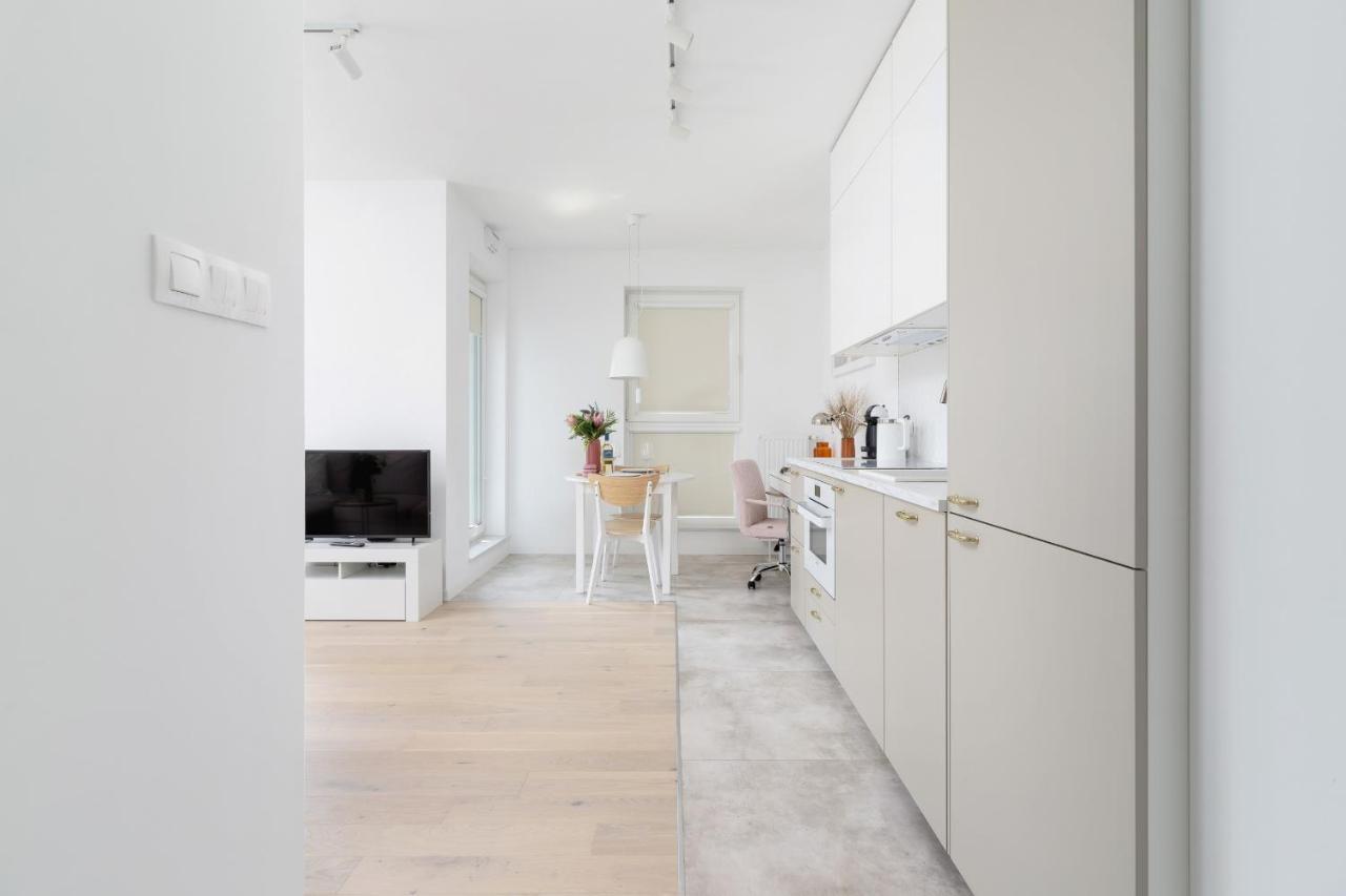 Apartment With Balcony & Parking Mogilska By Renters Prestige 크라쿠프 외부 사진